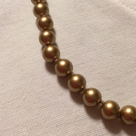 EUC Goldtone Pearls with center circle of Goldtone pearls. 15”clasp. No extender - Picture 5 of 5